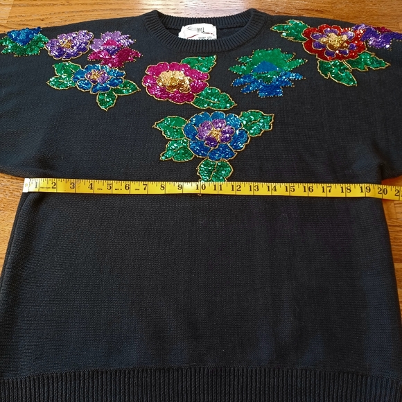 You are going to attract attention in this vintage size medium sequined sweater - Picture 5 of 10